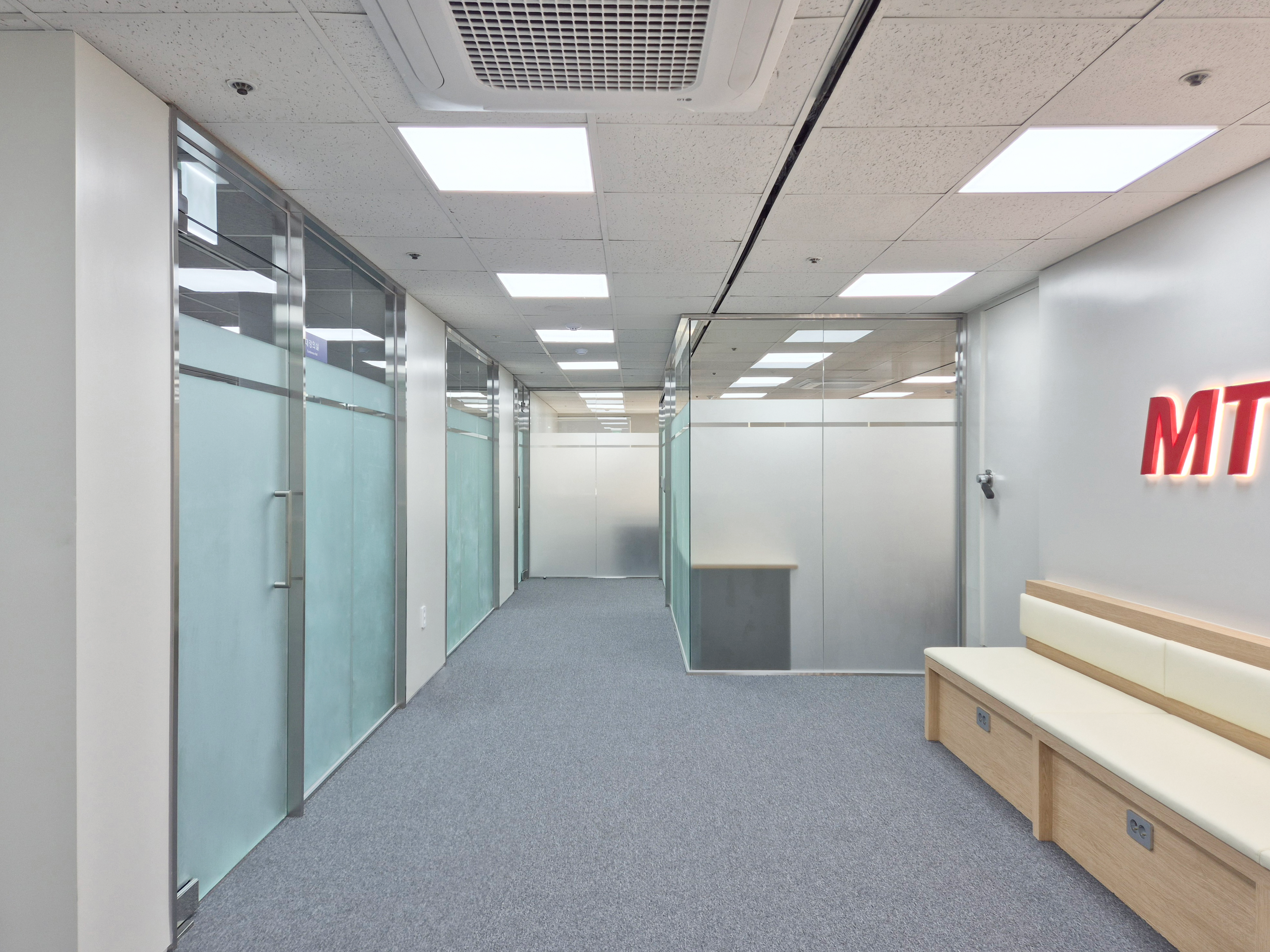 미래형 오피스 디자인 이미지